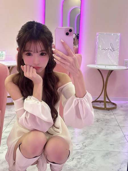 聖菜、脚長シルエットが反則級！白ミニ×ロングブーツで魅せた最強スタイル披露