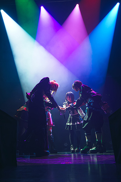 【ライブレポート】MOON RABBiTS、史上最大規模のワンマンライブでファン熱狂！＜MOON RABBiTS OneMan Live「-君との約束-」＞