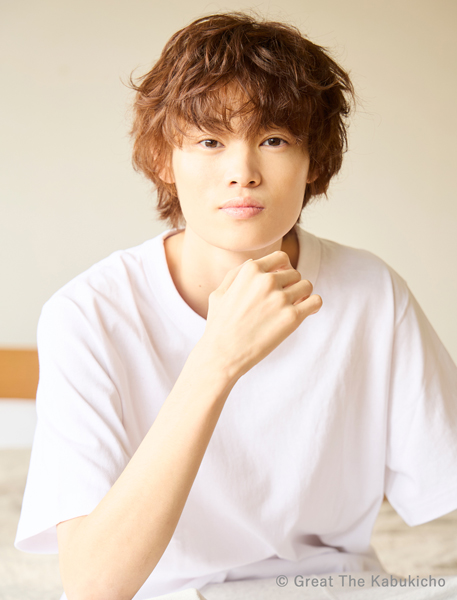 昨年配信リリースされた、荒巻勇仁の楽曲『 fiction』が、テレビ朝日ドラドラ大作戦「 CUT.編集された世界」(主演：窪塚愛流)の主題歌に決定！！