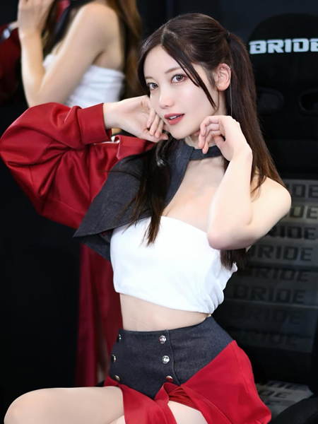 赤城ありさ、ウエスト見せと太もも見せが映えるコスチュームでファン魅了