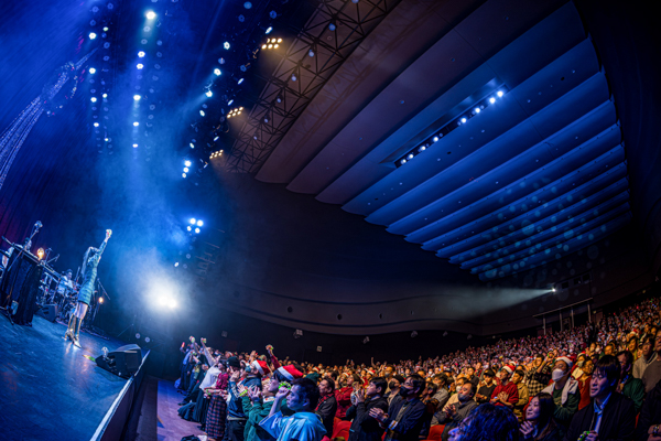 表現力と音楽性を拡大し続けてきたMay'n、その20周年の集大成が一夜に！『May'n Special Concert 2025「May'n Xmas -the Brightest-」』レポート