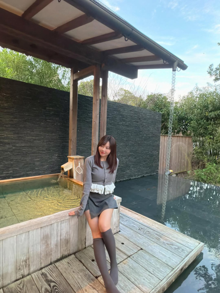 森香穂、絶対領域あらわ！キュートな全身グレーコーデで魅了！