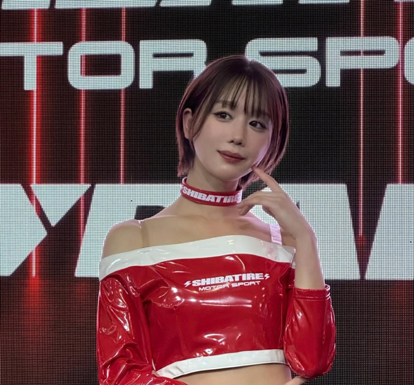 あらた唯、抜群スタイル！！艶感トップスで存在感が強すぎるカットを公開！