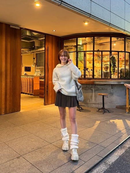 藤澤響花、プリーツミニで美脚スラリが際立つカジュアルコーデを披露