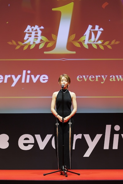 一ノ瀬なつみ、エレガントなドレス姿で年間ランキング1位獲得の思い語る！「いつも背中を押してくれるみんながいたから」＜every award 2025＞