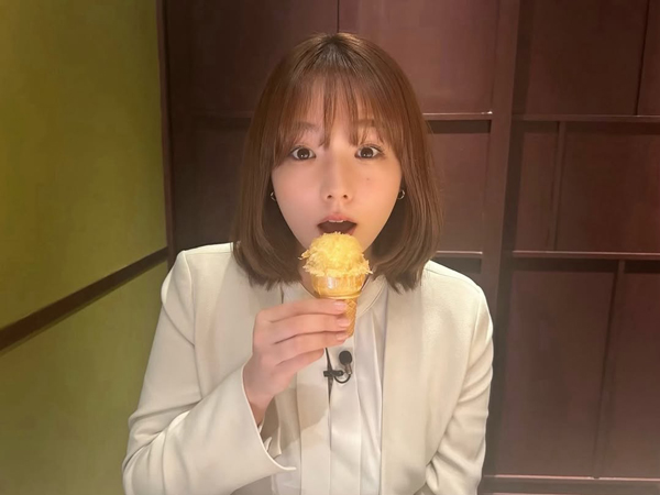 篠崎愛の可愛すぎる「もぐもぐ」姿にキュン！上品さと柔らかさが際立つジャケットコーデを披露