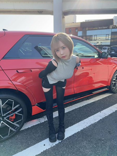 夜道雪、クールストリートなコーデで曲線美を大胆披露！