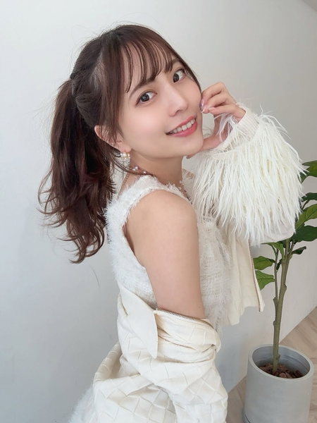 竹内星菜、ファン大興奮「天使降臨」のホワイトコーデで曲線美あらわに