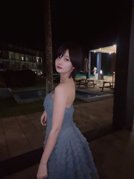 こばしり。、青のドレスで透明感爆発！！異国ムード全開の衣装が映えすぎる姿に釘付け！