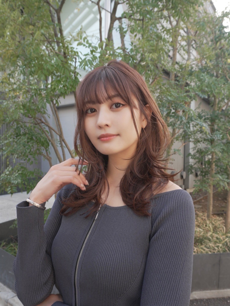 林ゆめ、お腹チラ見せ！大人のニットコーデでファン魅了