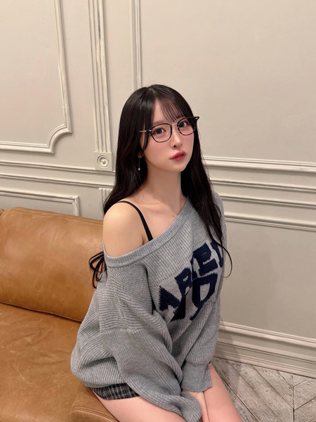 真島なおみ、ゆるっと抜け感コーデから美肌全開！