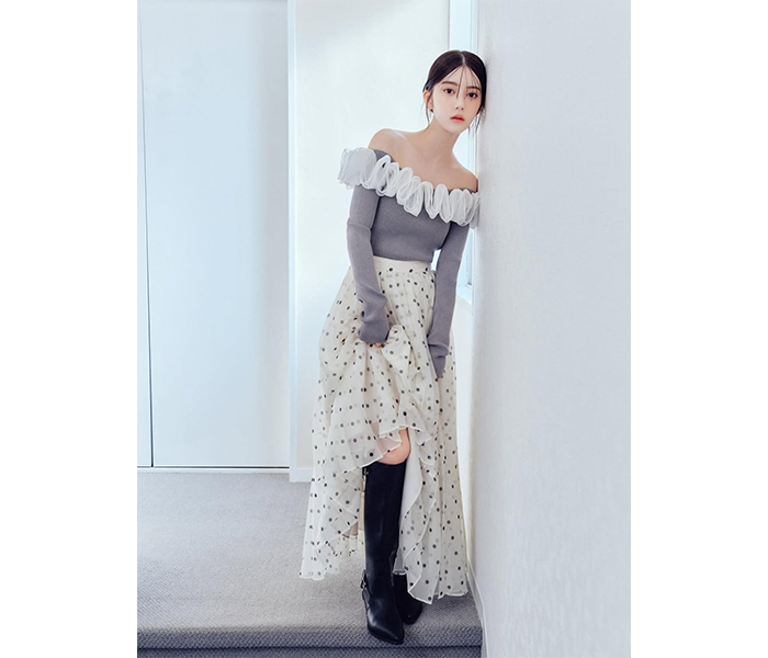 肌見せフェミニンコーデに視線集中！！中野恵那、オフショル×フリル襟が破壊力抜群なスタイルにファン悶絶