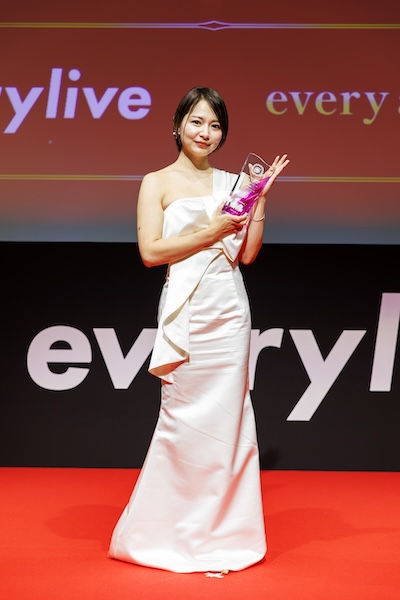 Nano、上品な純白ドレス姿でクリエイター部門1位の思い語る！「来年また同じ場所に戻って来られるように、これからも一緒に頑張っていきましょう」＜every award 2025＞
