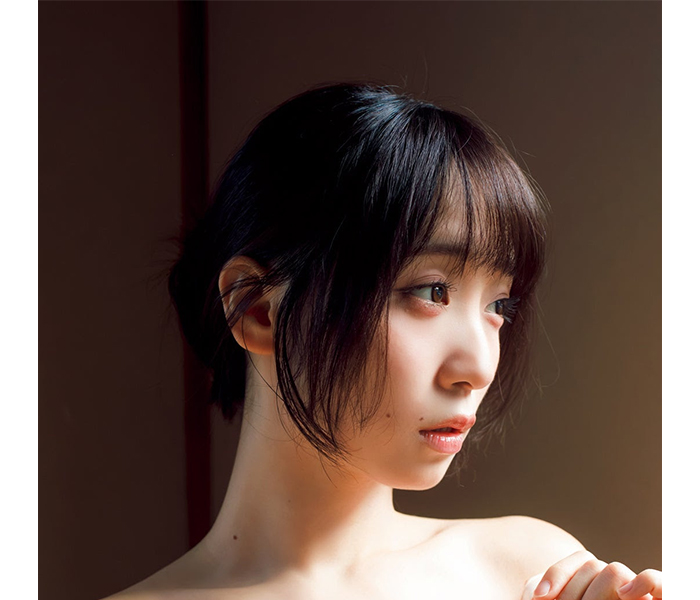伊織もえが温泉宿を舞台に、光と影のコントラストが印象的なグラビアを披露！『FLASH』で魅せる曲線美