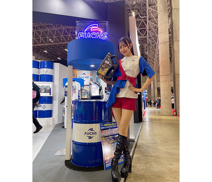 山川紗希、抜群スタイル！！ロングブーツで脚長スタイル見せ！