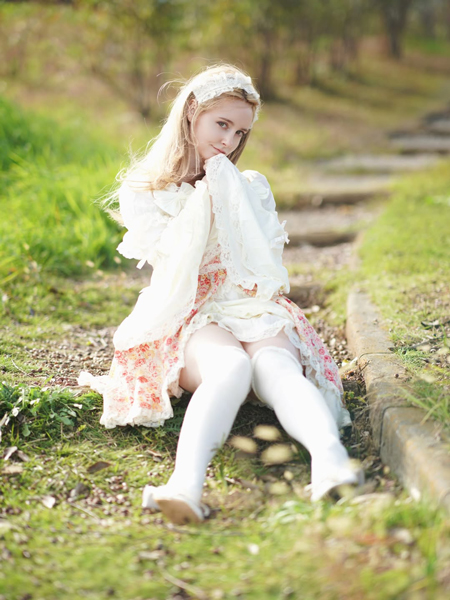 ジェマ・ルイーズ、お人形感たっぷりのガーリーコーデでメルヘンなショットを投稿