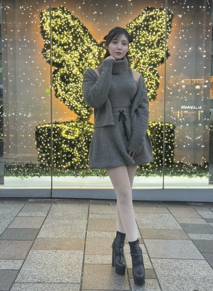 Reina+World、脚長バランスが際立つ冬コーデでファン魅了