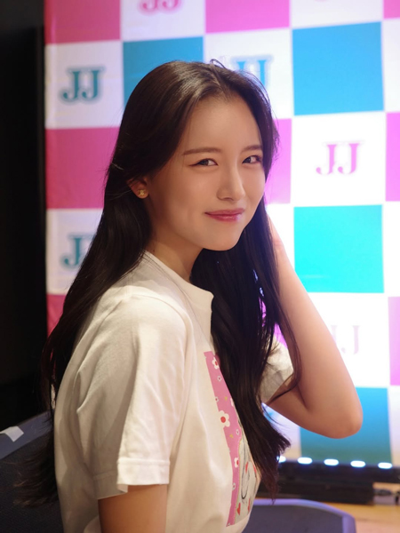 大瀧沙羅、シンプルコーデで圧倒的な脚線美をあらわに！「さすが美人美女」