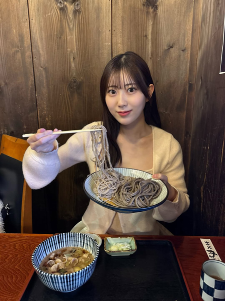 久木田 帆乃夏、美肌あらわなフェミニンコーデで可愛さMAX！