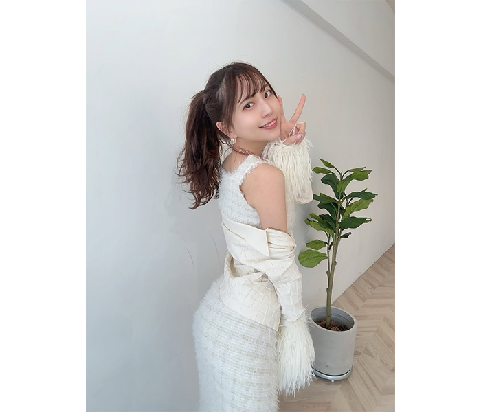 竹内星菜、ファン大興奮「天使降臨」のホワイトコーデで曲線美あらわに