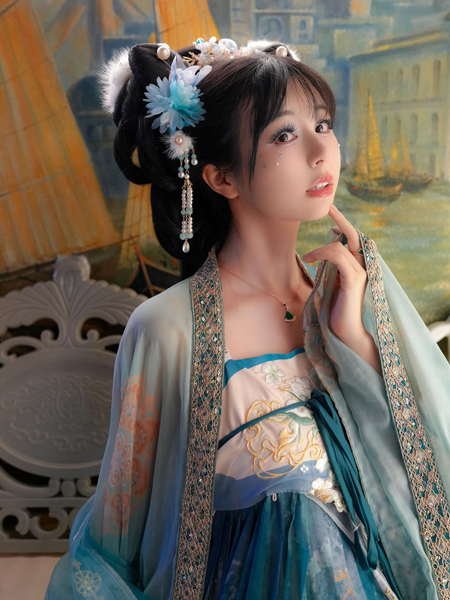 「くりえみちゃん可愛すぎ」くりえみ、シアー衣装から美デコルテチラ見せ！