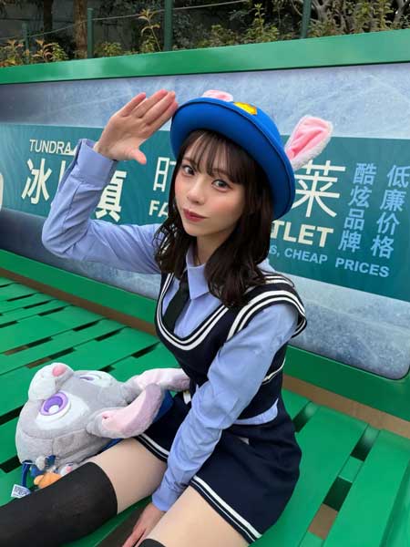 菊地姫奈、うさ耳ハットで敬礼！制服ライクなプレッピーコーデが可愛すぎる姿を公開