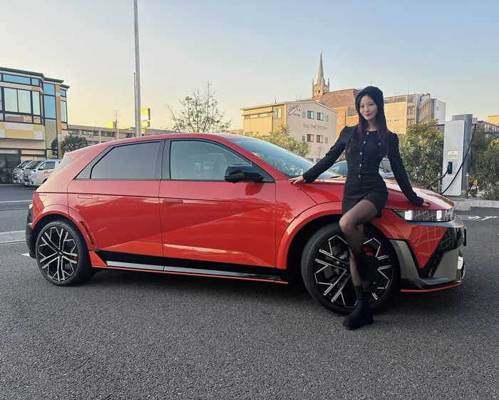 脚線美にドキッ！赤城ありさ、圧巻のブラックコーデにファン悶絶！