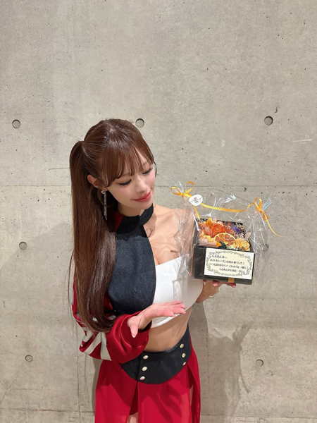 破壊力抜群…！広瀬晏夕、赤スリットの脚見せ＆美くびれ見せがたまらないカットを公開