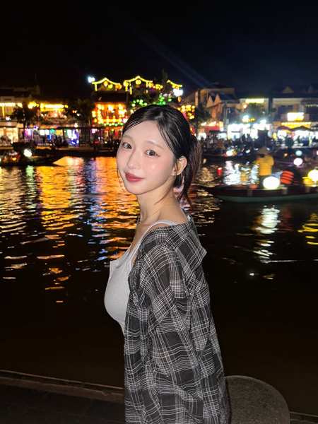 我妻ゆりか、夜のきらめきと相性抜群な反則級の横顔を披露