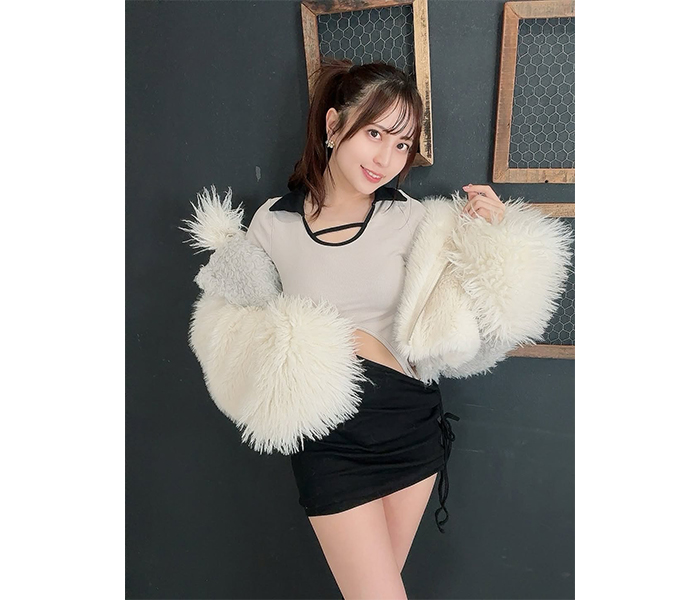 竹内星菜、美ウエストちらり！甘辛コーデに反響続出