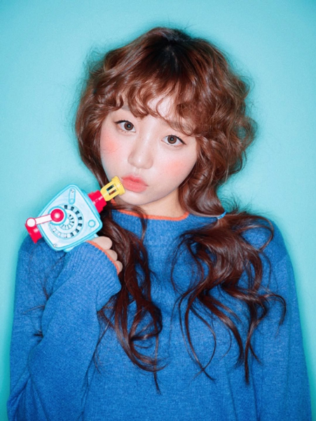 ピョ・ウンジ、白ニーハイの脚見せが美しいポップなファッション披露