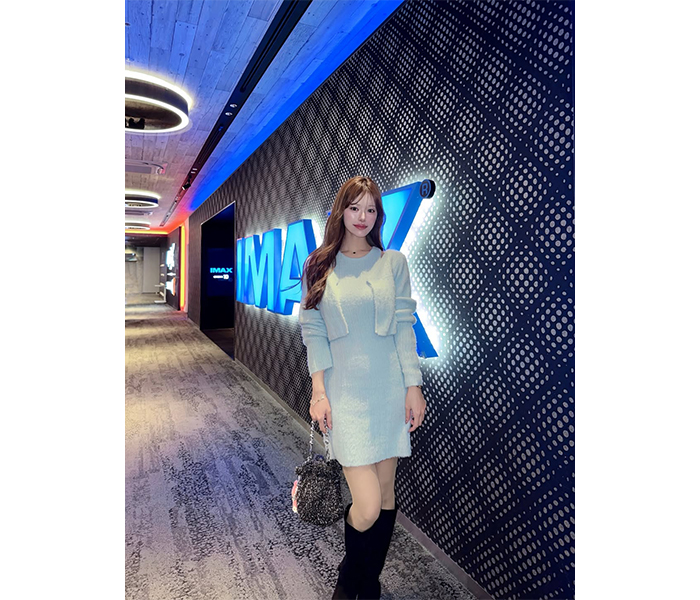 広瀬晏夕、美ふとももチラ見せ！ミニ丈淡ブルーニットワンピで美スタイルあらわに！！