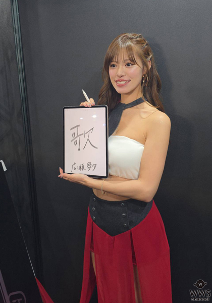 ヘルシー可愛いの頂点！広瀬晏夕、ウエスト見せの破壊力が強すぎるデニムミニ丈コーデに釘付け！