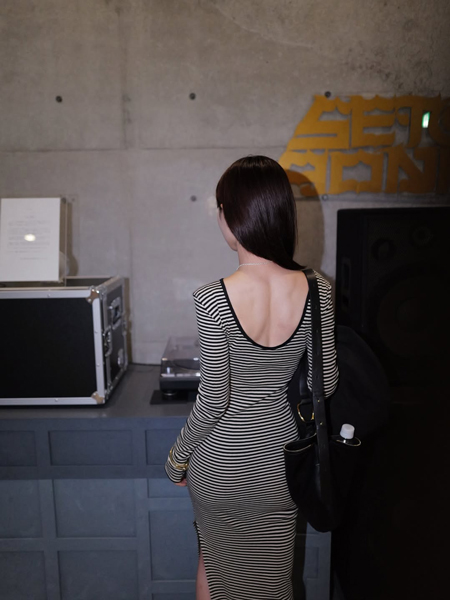 新田さちかに視線集中！！ボーダーワンピのボディラインが破壊力抜群