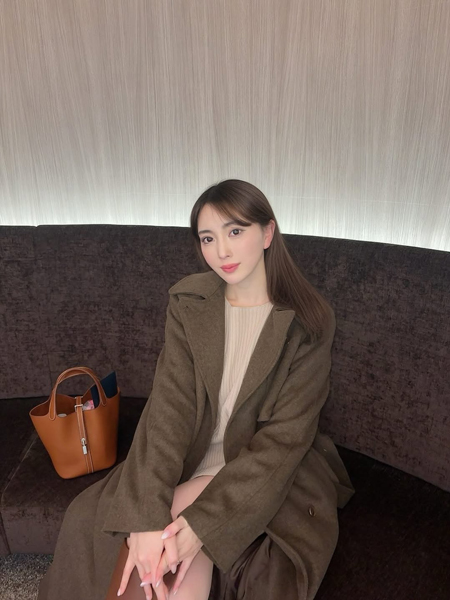 「ほんまにビジュ完璧」森咲智美、色白美肌のぞく綺麗めコーデでファン悩殺！