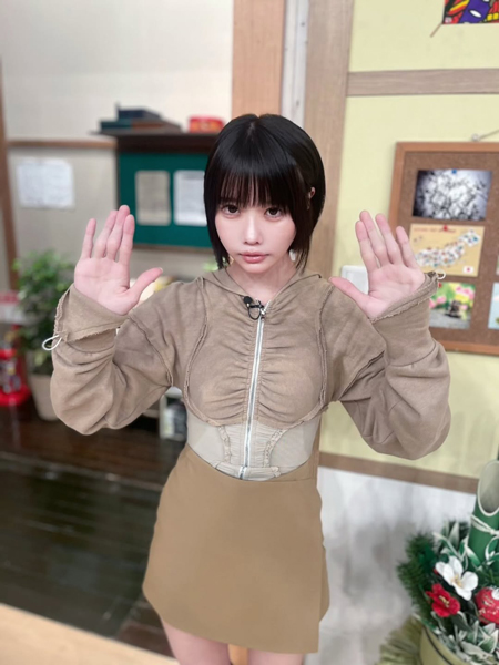 あの、抜群スタイルが一発で伝わるベージュコーデを披露！