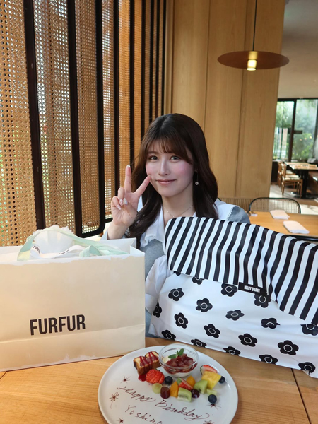 ちとせ よしの、上品スタイルで魅せる誕生日ショットにファン歓喜の声「よしのちゃんかわいくていつも目の保養」