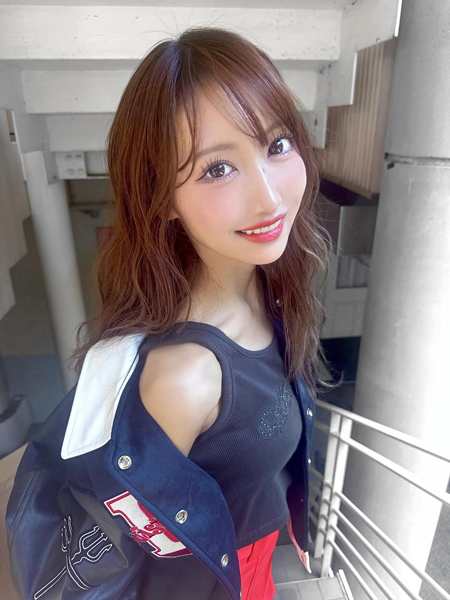 SKE48・野村実代、赤ミニで美脚スラリ！！スタジャン合わせのギャップが刺さるコーデ披露