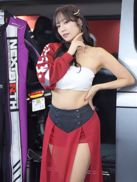 たまらない色気！！霧島聖子、赤×白のコントラストが刺さるスリットコスチューム姿にファン悶絶