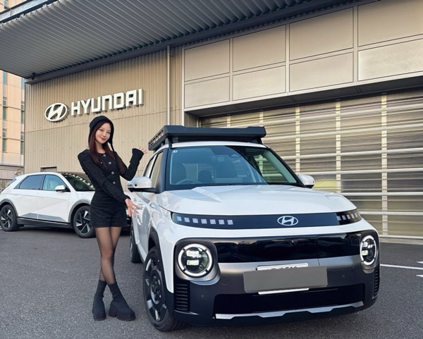 脚線美にドキッ！赤城ありさ、圧巻のブラックコーデにファン悶絶！