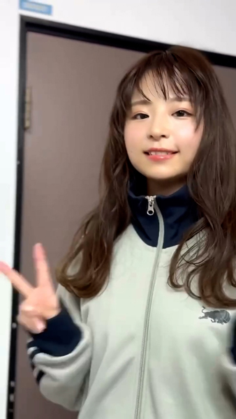 茜紬うた、スウェット×ショーパンが破壊力抜群!!ラフなのに美脚スラリが刺さるムービー公開