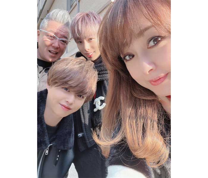 渡辺美奈代、家族そろって初詣へ　東京タワー前で家族記念ショット＆次男の前厄お祓いを見守る母の姿も「心配そうに見守っていました！」ファンから「初詣良いですね」「ご家族皆さまショット！最高に素敵です」「優しいスマイル」