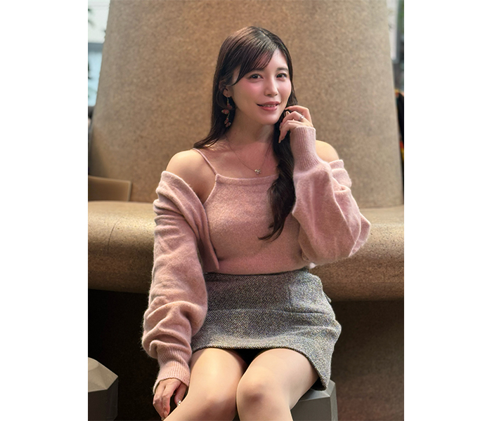 Reina+World、キャミソール＆ミニ丈コーデがバズり中！ファン「いつ見ても美しいですね」