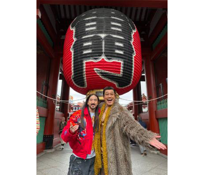 ピコ太郎、浅草・雷門に登場！「CRAZY! CRAZY! CRAZY!」スティーヴ・アオキとの2ショットが話題に