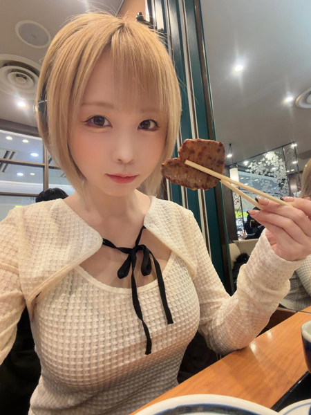 夜道雪、美デコルテチラ見せ！大人かわいい綺麗めコーデでファン魅了