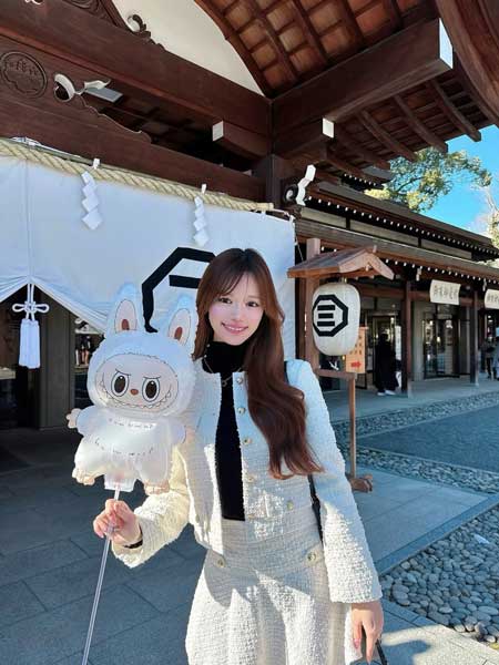 広瀬晏夕、美脚に釘付け！白セットアップで圧巻のスタイル披露