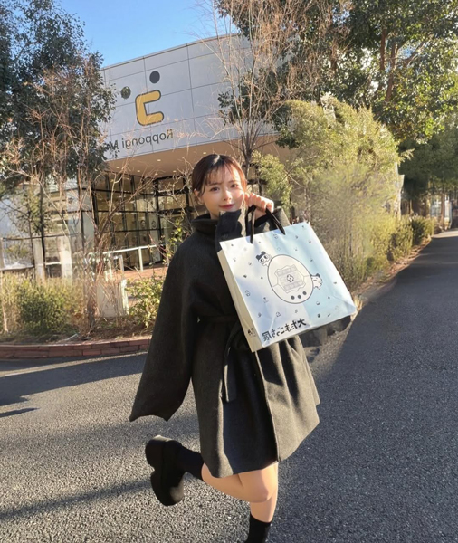 美ふとももあらわ!森香穂、座りポーズで脚見せが強すぎるキュートなオフショット公開