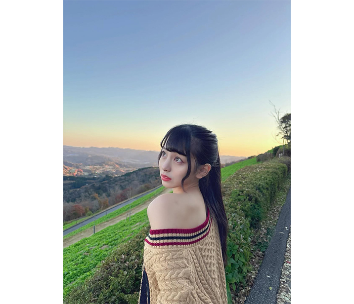 なっちー、オフショルの肌見せが刺さる！！デコルテ際立つニットで破壊力抜群！