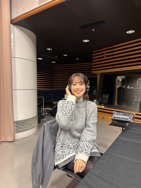 黒タイツに視線集中！！鷲見玲奈、脚線美がきれいに刺さるモノトーンコーデでファン魅了