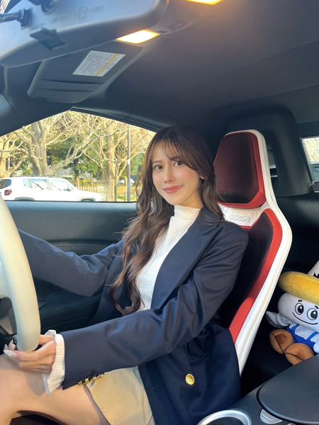 名取くるみ、美脚チラ見せ！大人のジャケットコーデを公開